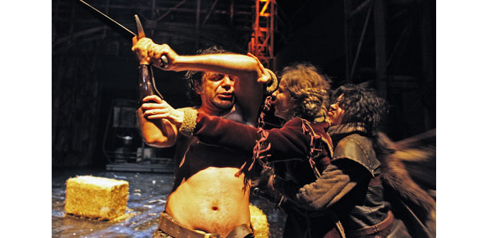 Tiyatro sahnelerini tedirginlik sardı